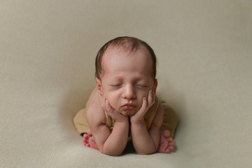 Os Primeiros dias de Noah Henrique em seu ensaio Newborn